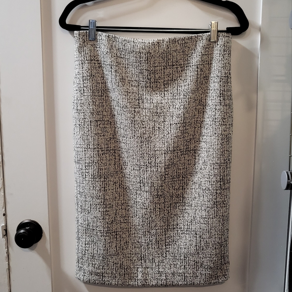 Express - HIGH WAISTED JACQUARD PENCIL SKIRT - Size M. NEW WITH TAG.